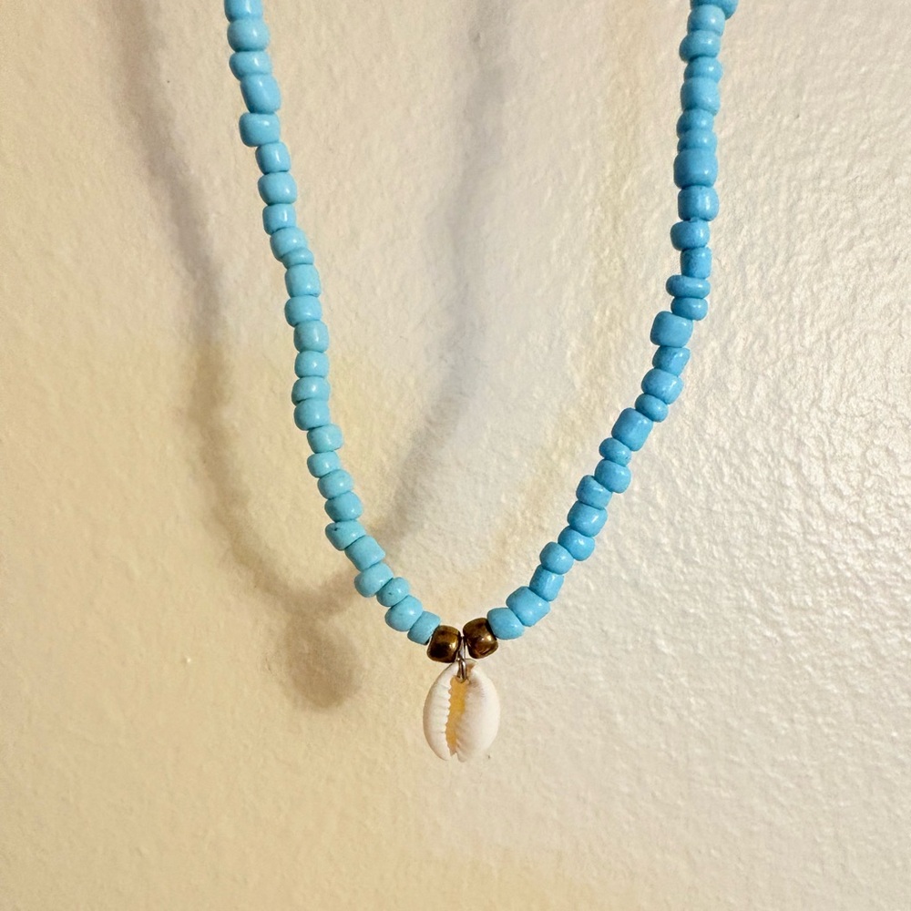 Turquoise and seashell beaded necklace - Picture 4 of 6